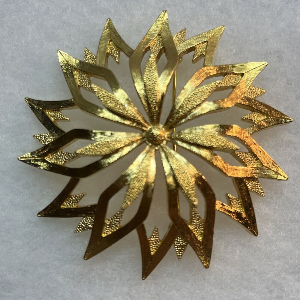 Monet Vintage  90’s Textured Domed Starburst Flower Gold Tone Brooch Pin Signed